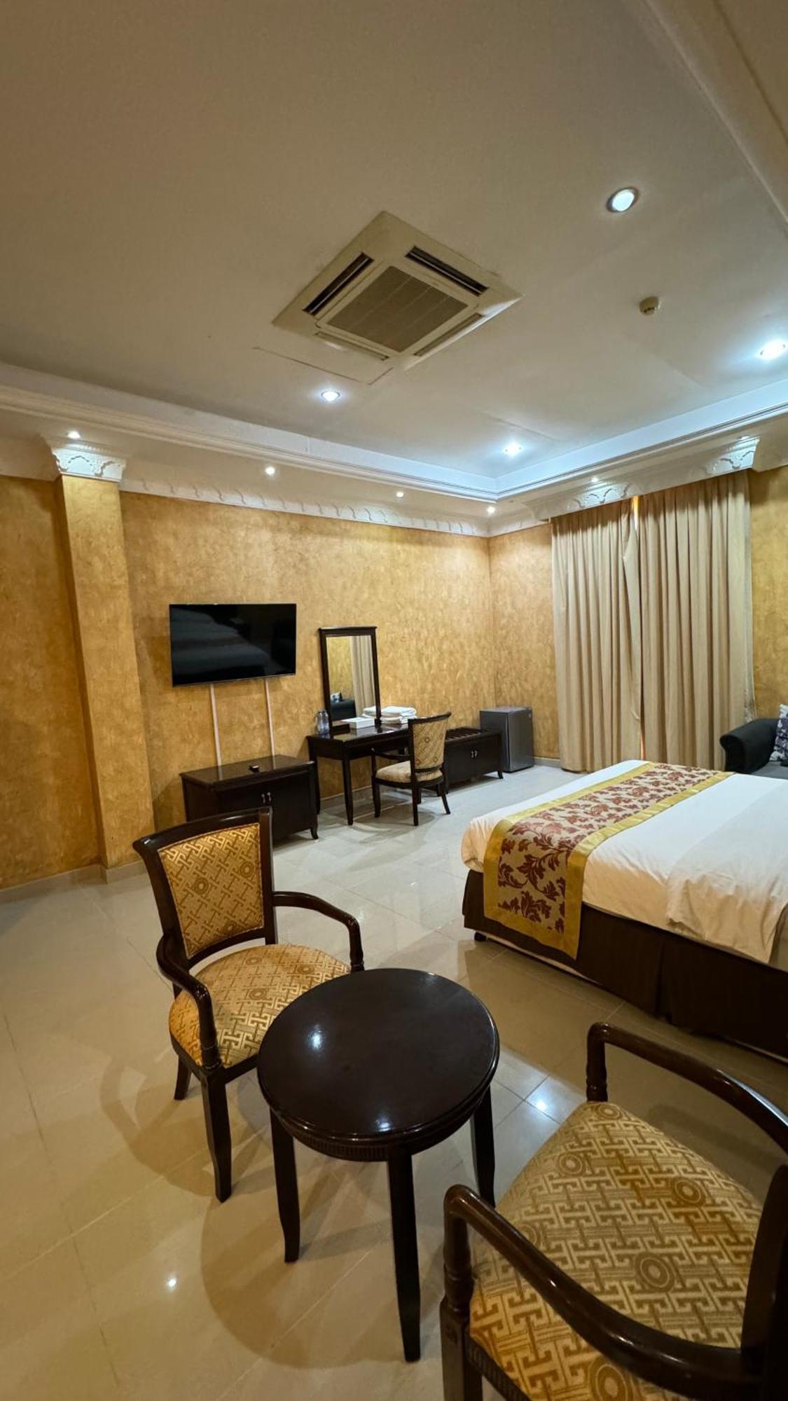Gulf Crown Hotel Apartment Seeb Exterior photo