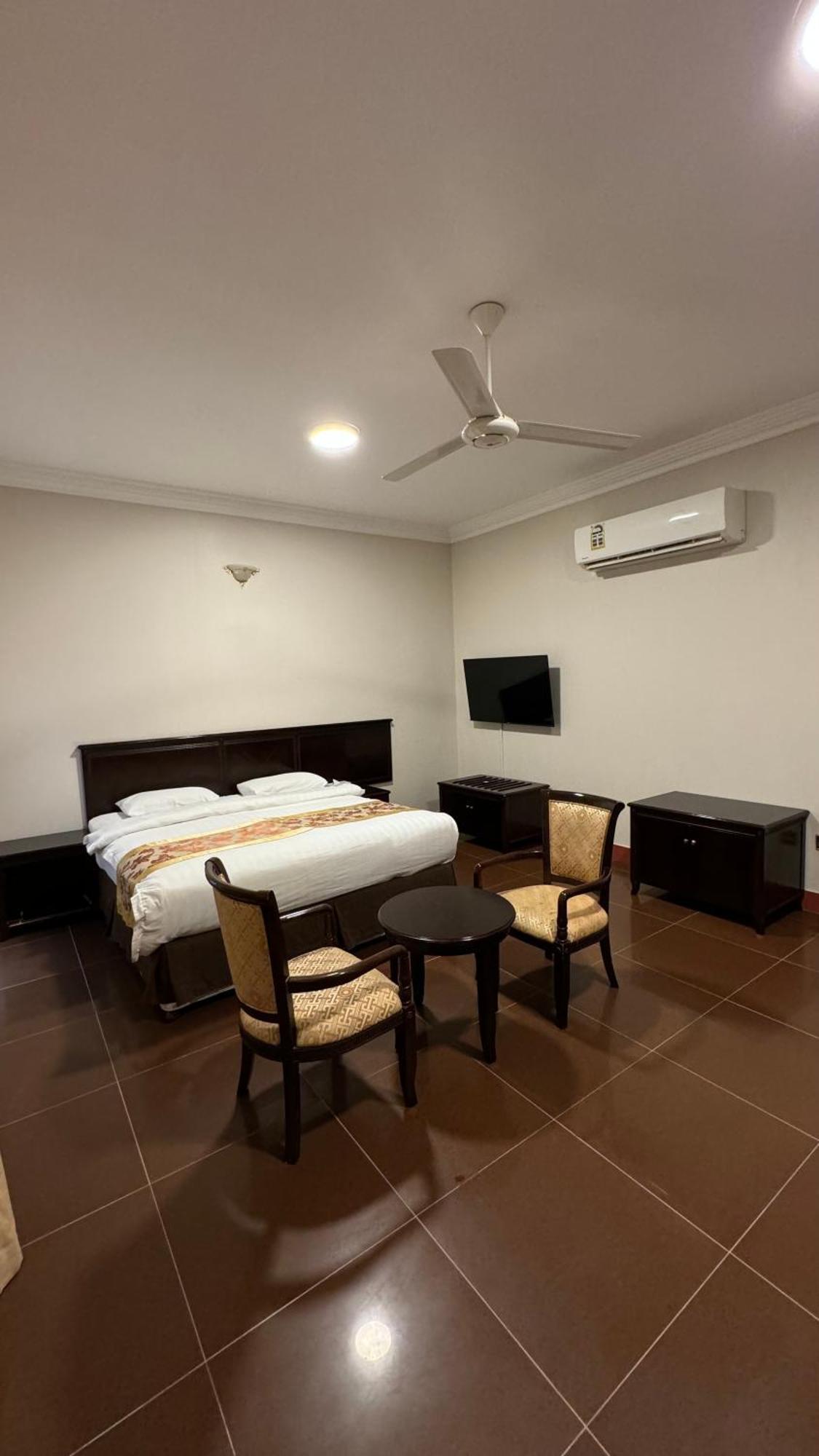 Gulf Crown Hotel Apartment Seeb Exterior photo