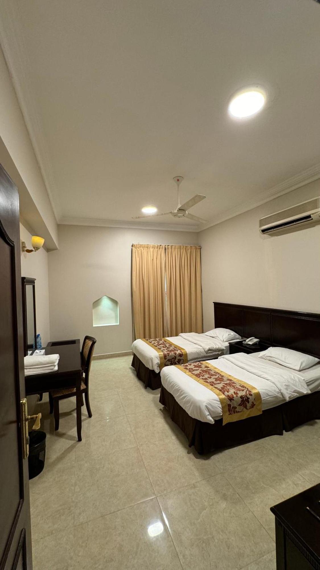 Gulf Crown Hotel Apartment Seeb Exterior photo
