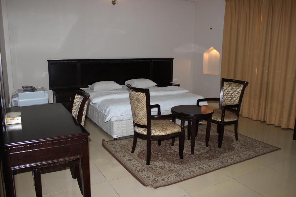 Gulf Crown Hotel Apartment Seeb Exterior photo